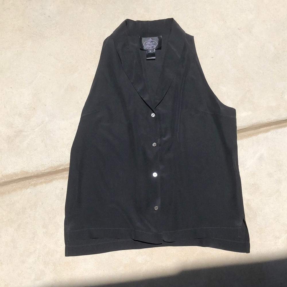 Sleeveless black top vest